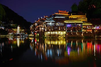 長(zhǎng)沙出發(fā)到張家界天門山、玻璃棧道、鳳凰古城、鳳凰夜景往返二日游